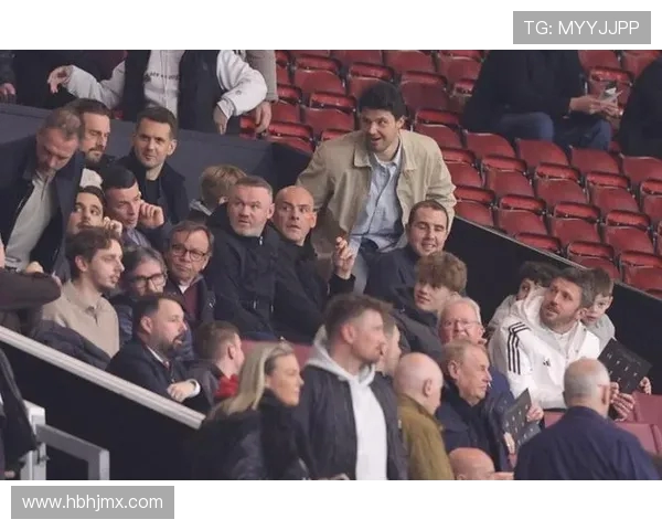 卡里克现场观战曼联U21比赛两名球员奥比马丁等因伤退场